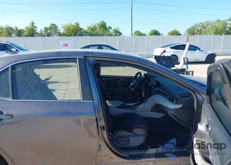 2021 Toyota Camry Le z USA, uszkodzony, nr VIN 4T1C11AK6MU581014